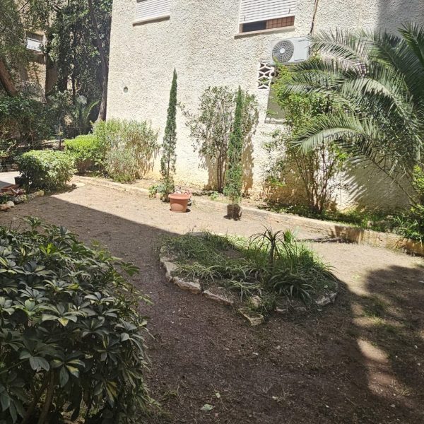 תחזוקה גינה משותפת של דיירים ניקינו את הגינה שתלנו עציצים